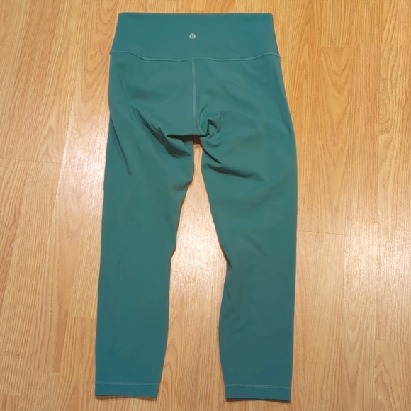 Lululemon Women's Crop Training Tights - Picture 5 of 6